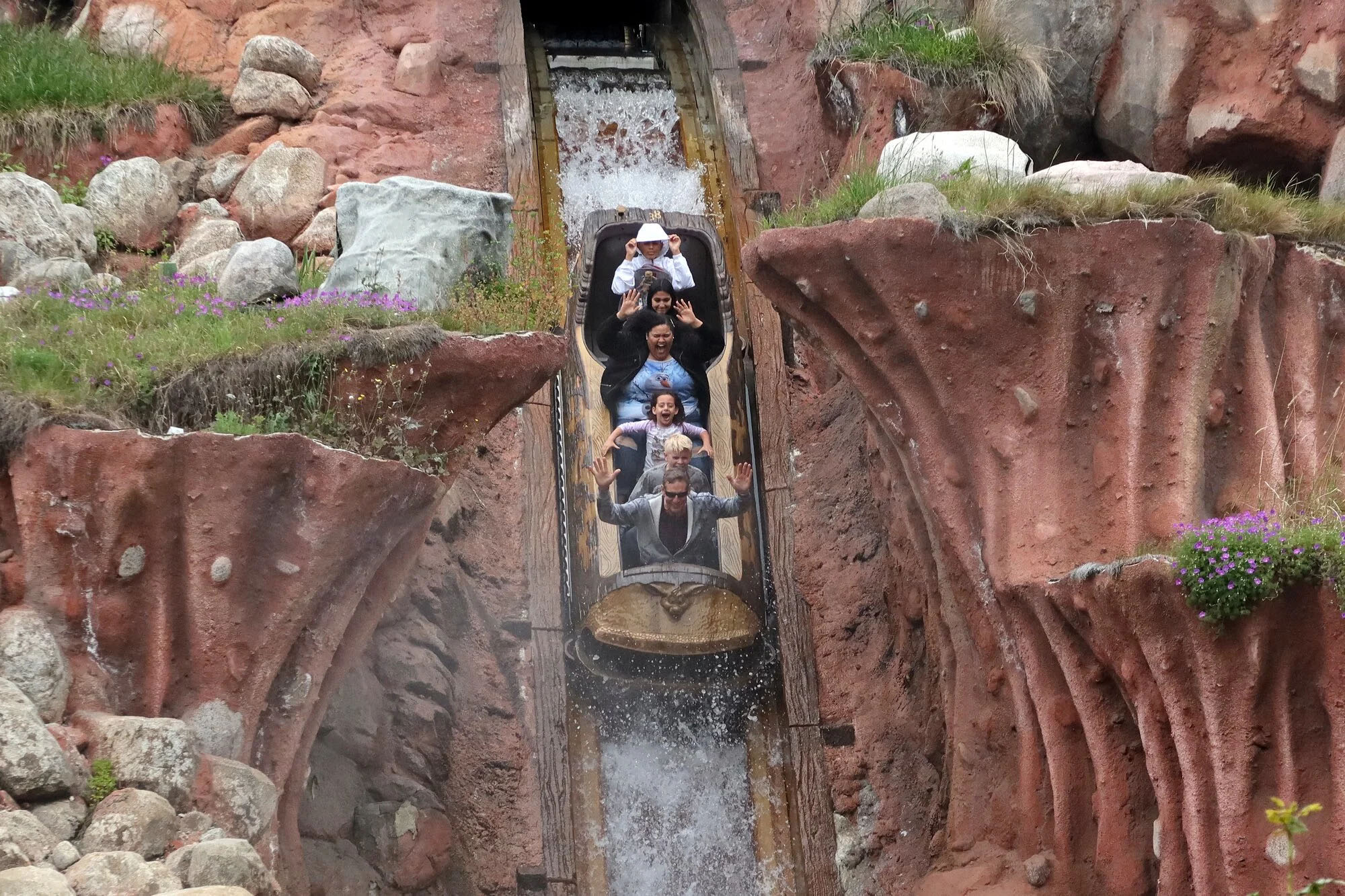 Disneyland rider apparently leaps out of Sprinkle Mountain boat mid-ride in the midst of fit of anxiety