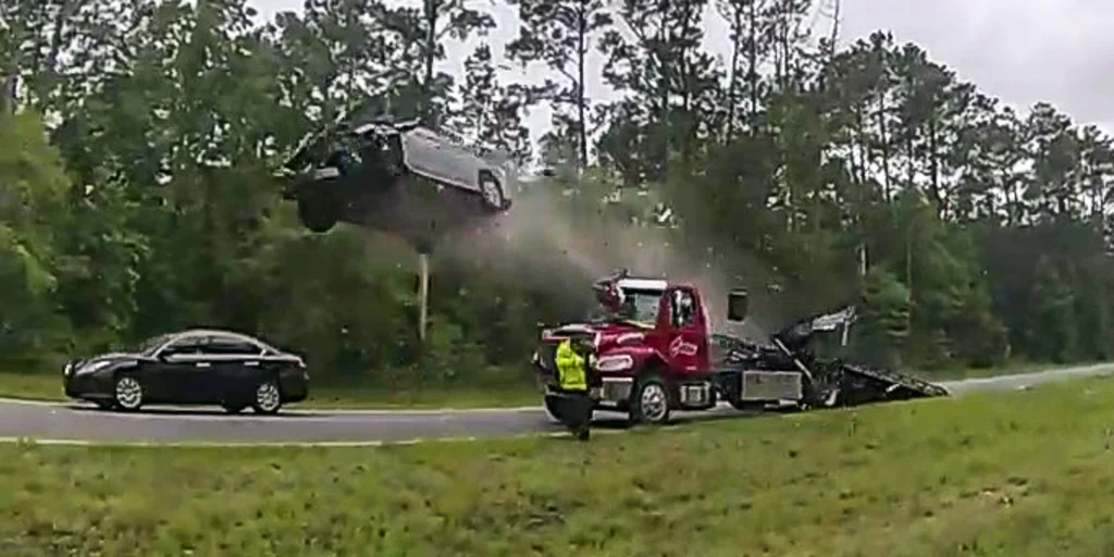 Vehicle goes airborne off tow truck slope on Georgia highway (video ...